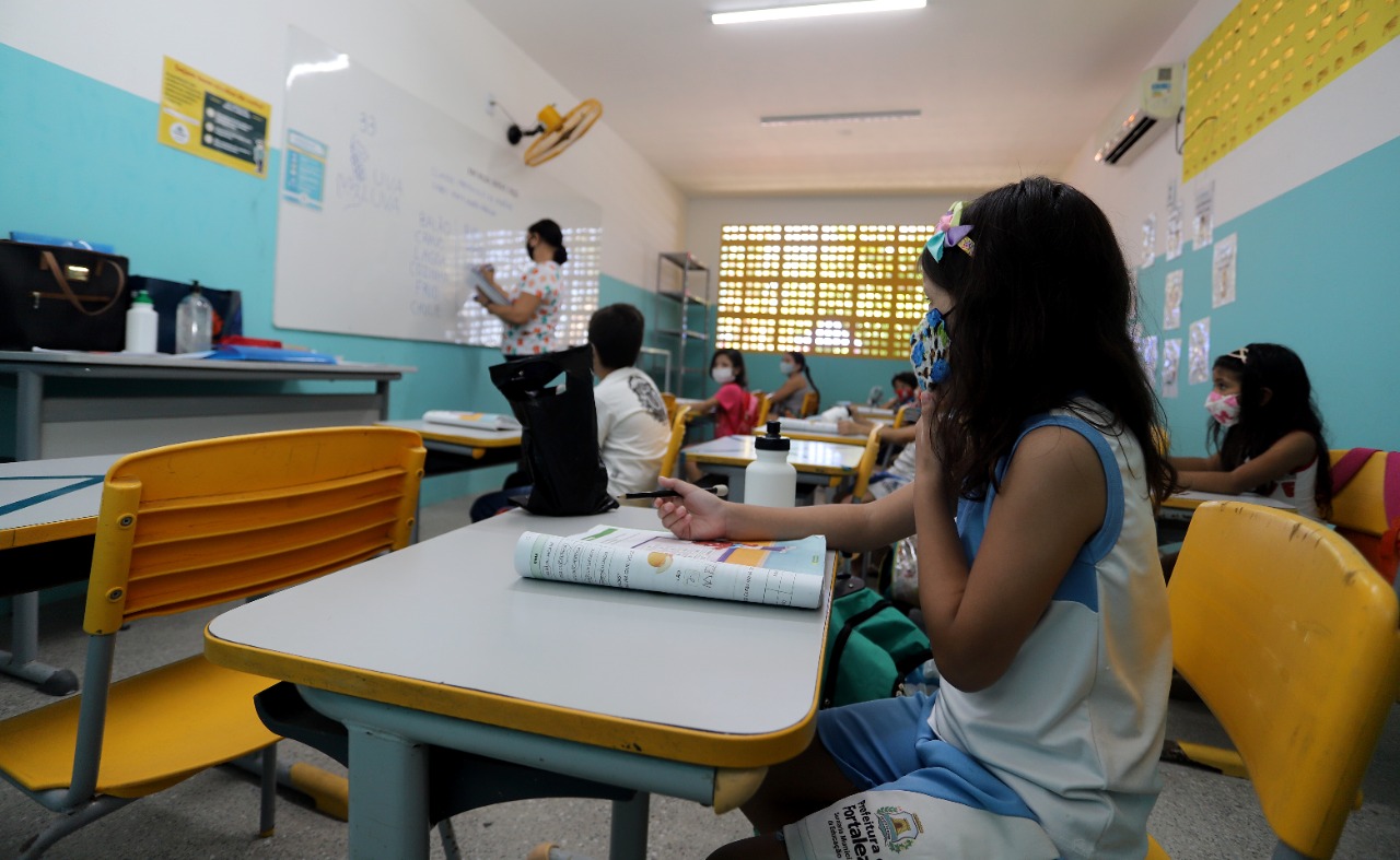 Imagem de uma sala de aula com alunos