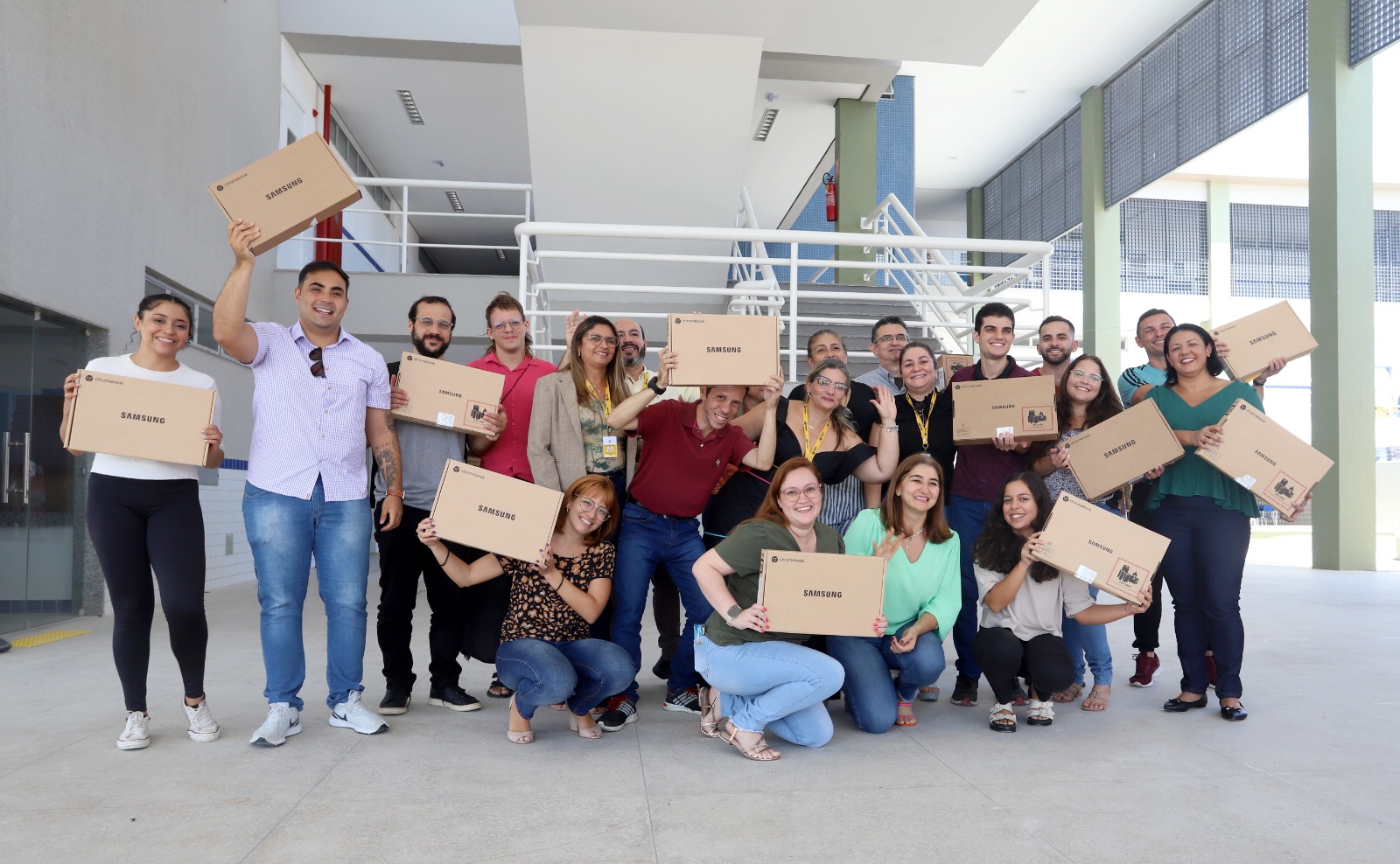 Novos professores da Rede Municipal recebendo os chromebooks