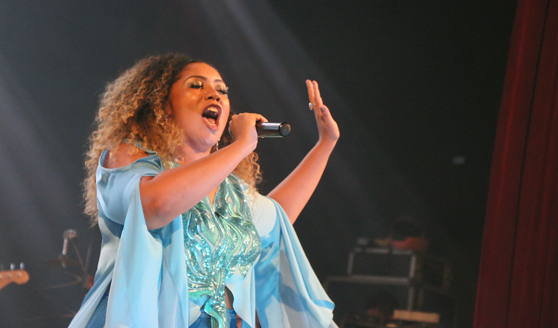 a cantora lorena nunes canta no palco