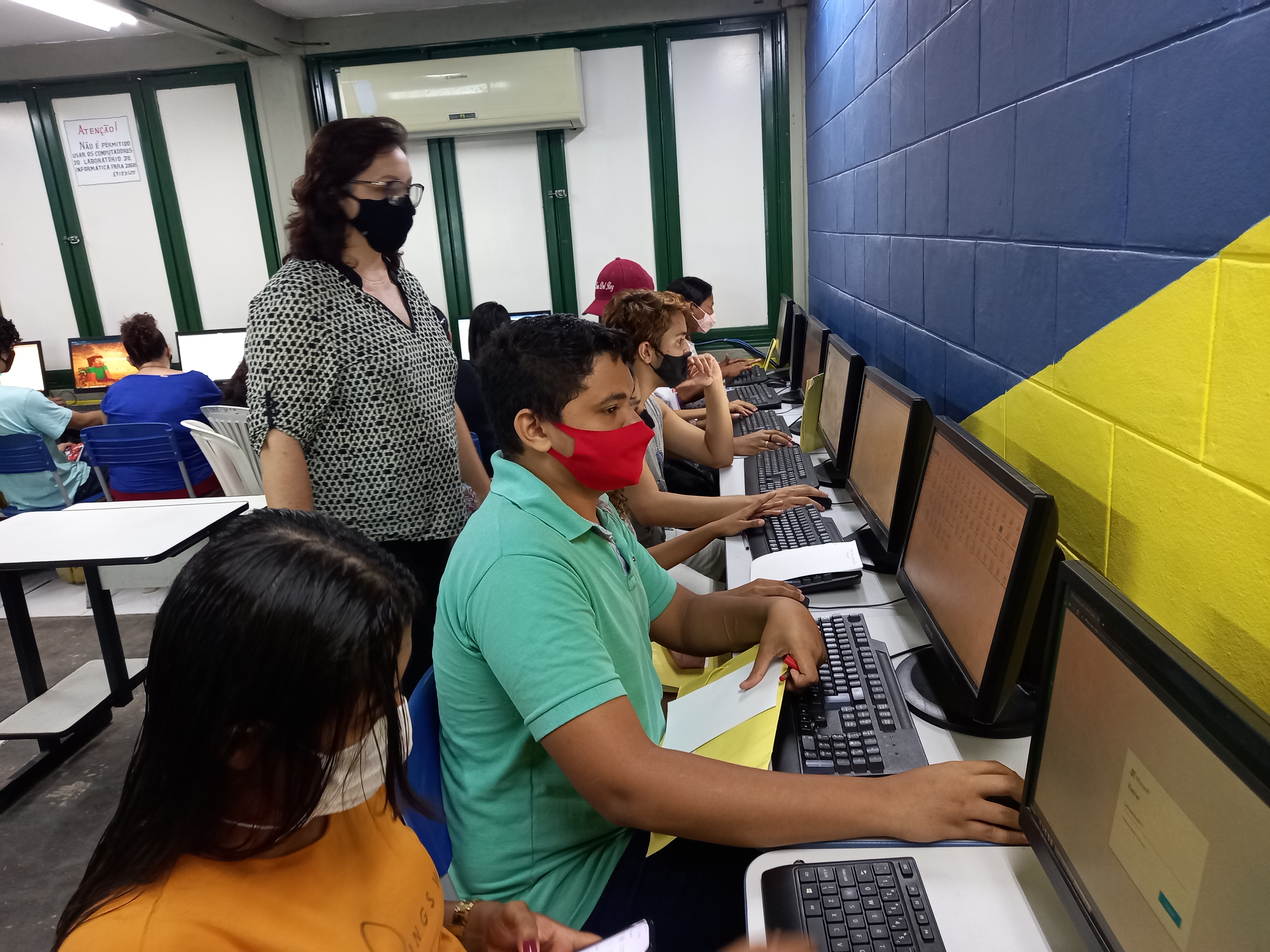 Alunos manuseando os computadores