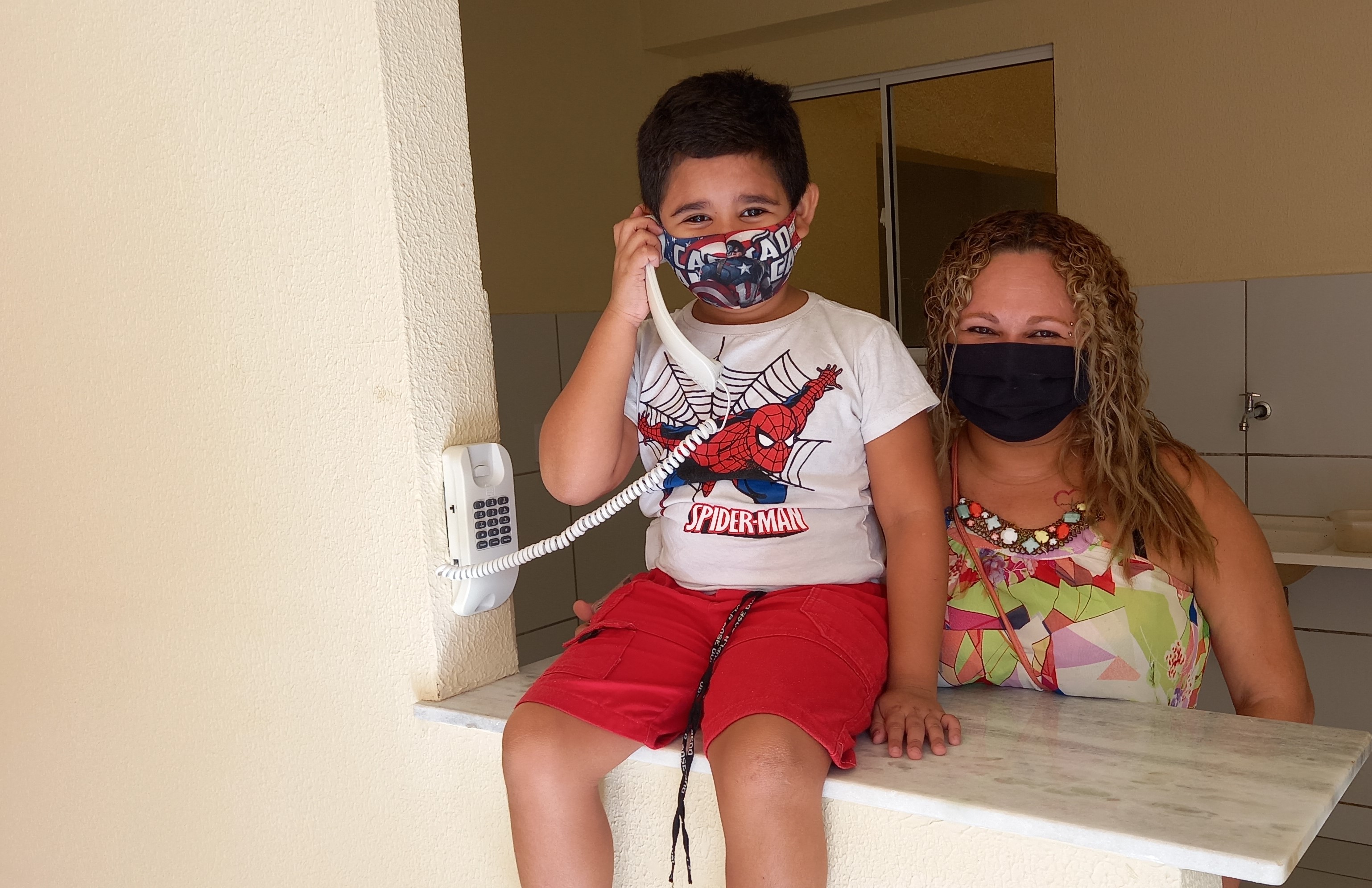 Mãe e filhos vão morar sozinhos na nova casac