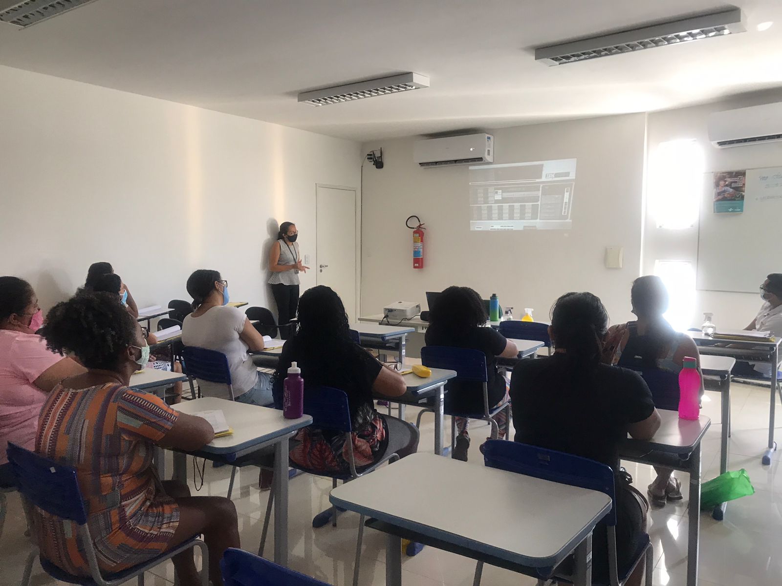 Participantes atentos ao vídeo