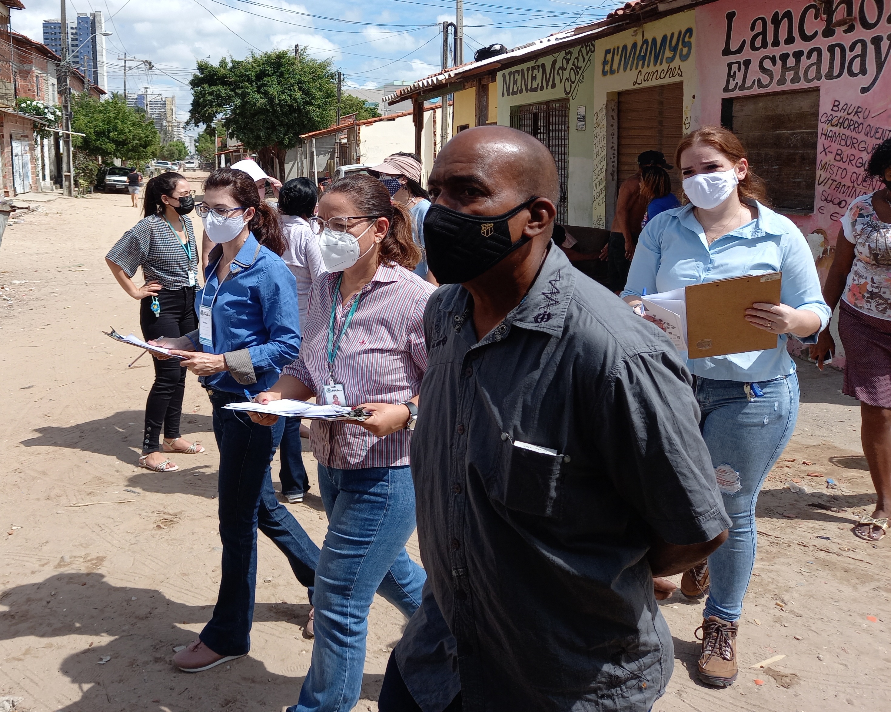 A equipe percorreu várias ruas da comunidade