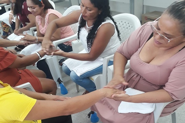 Alunas fazendo unhas das outras