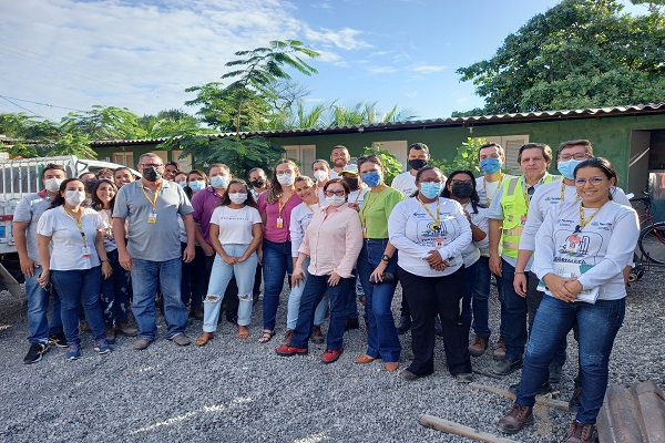 funcionários juntos no canteiro de obra