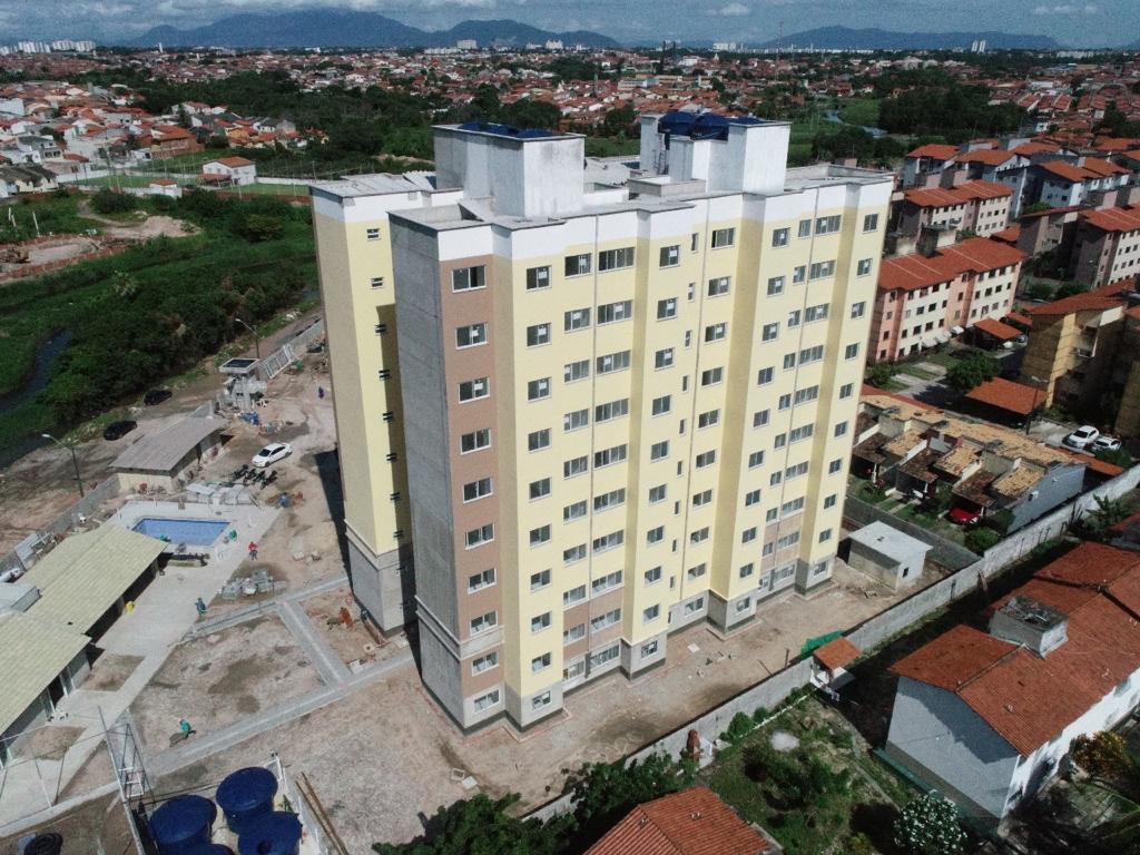 O empreendimento tem 10 andares de oito apartamentos cada