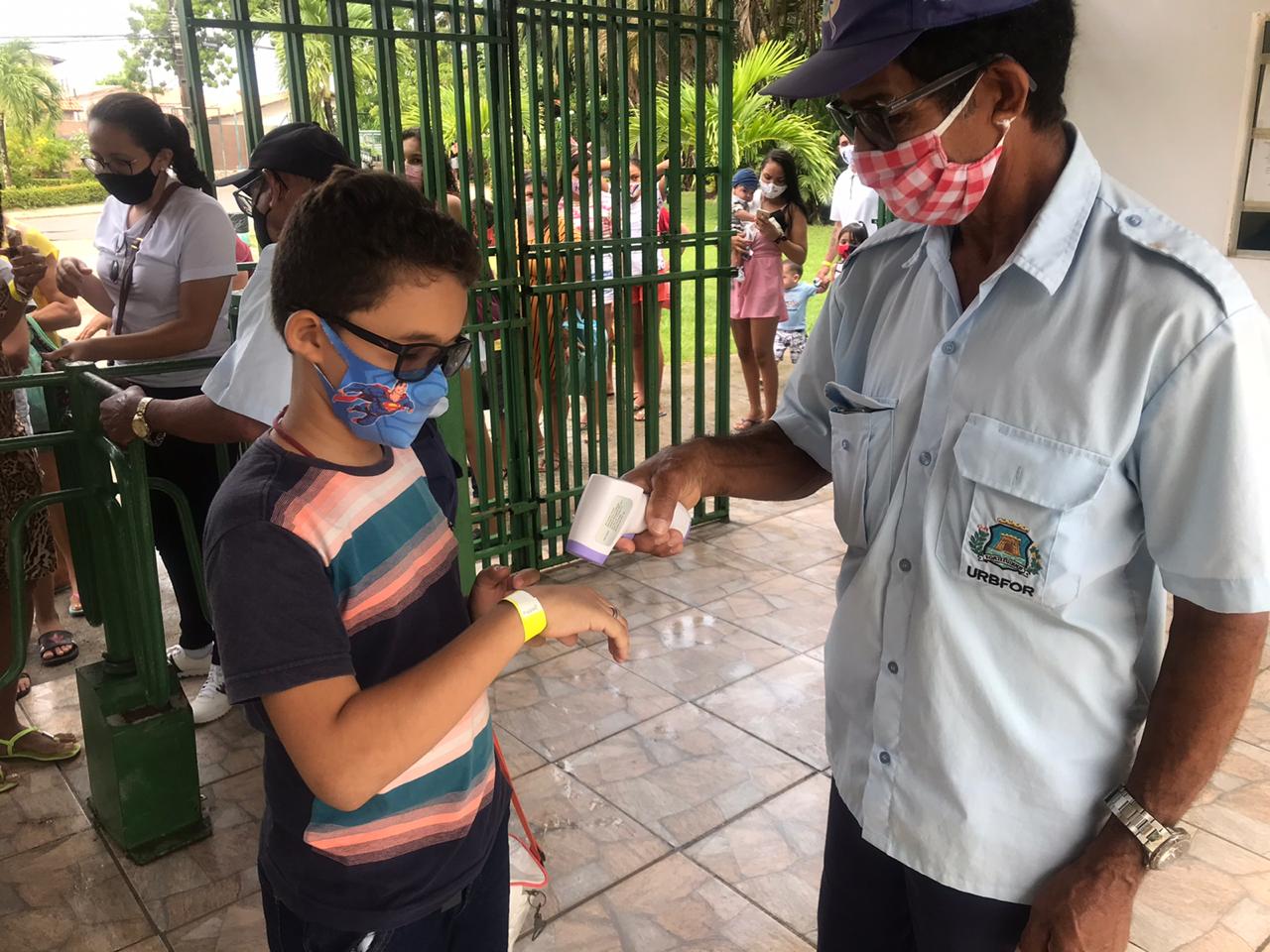 Todos tiveram temperatura aferida na entrada do equipamento