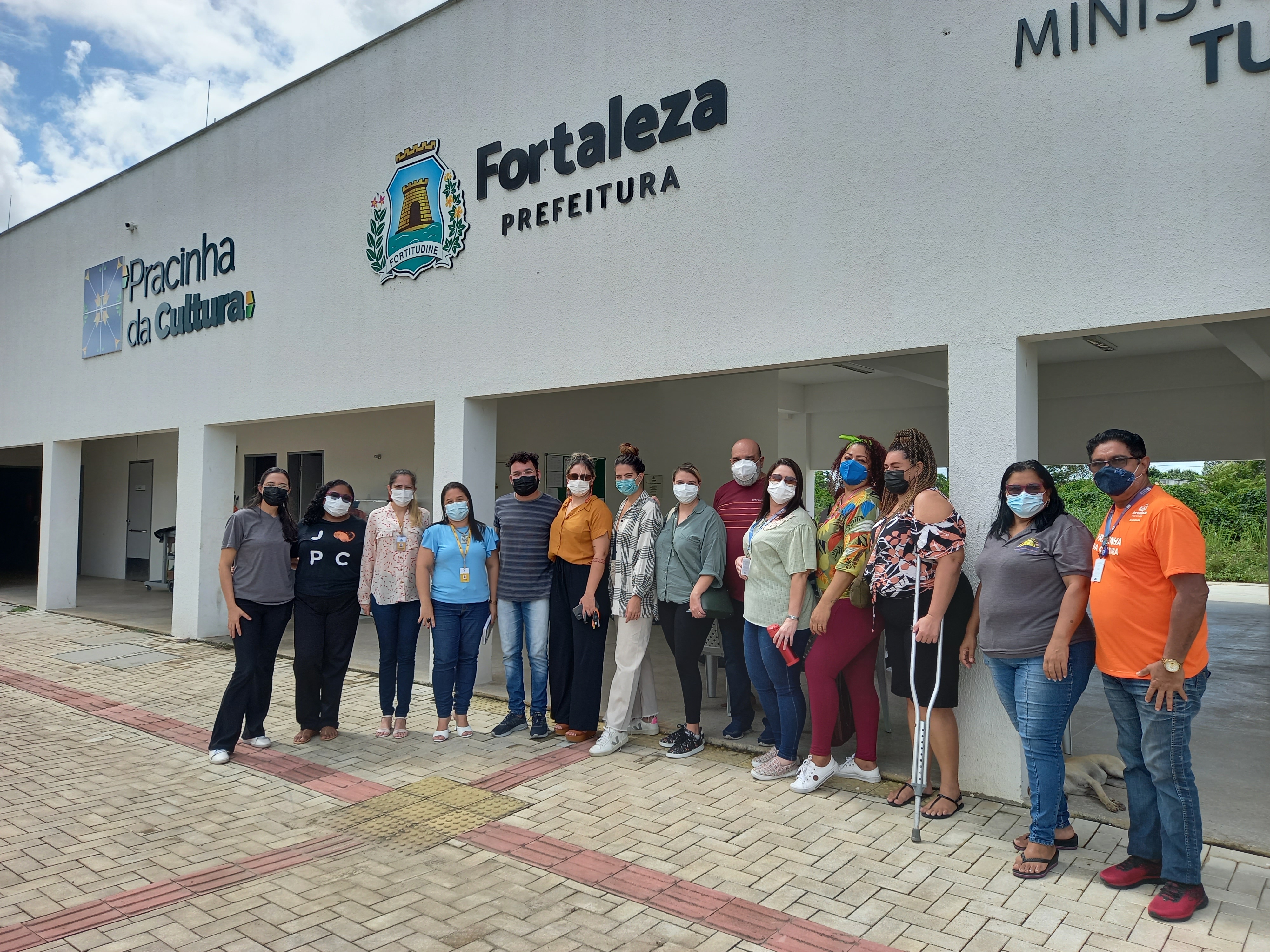 Os participante posaram para a foto de frente ao equipamento