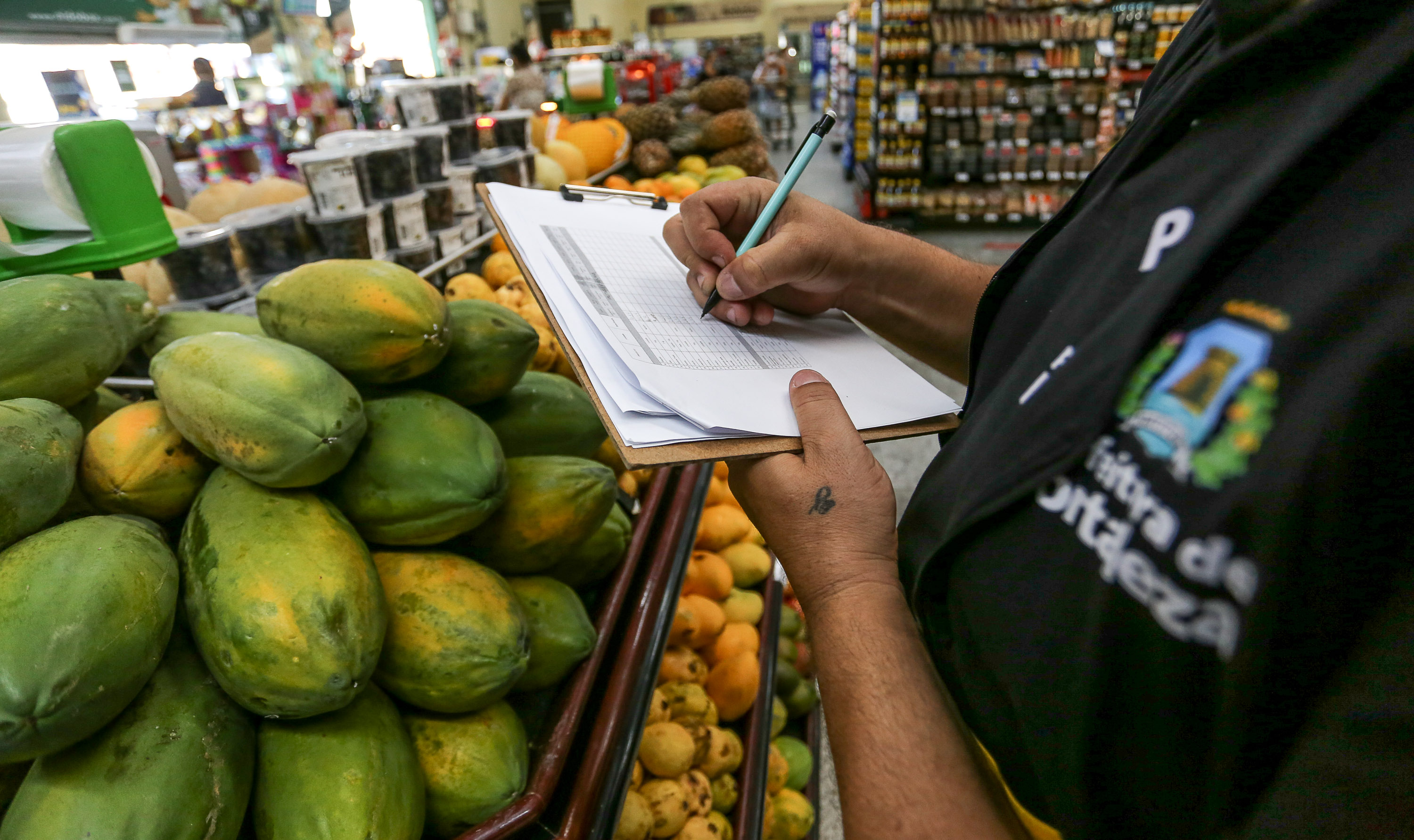 O mamão foi encontrado de R$ 1,99 a R$ 6,99, uma diferença que chega a 251% no preço do quilograma.