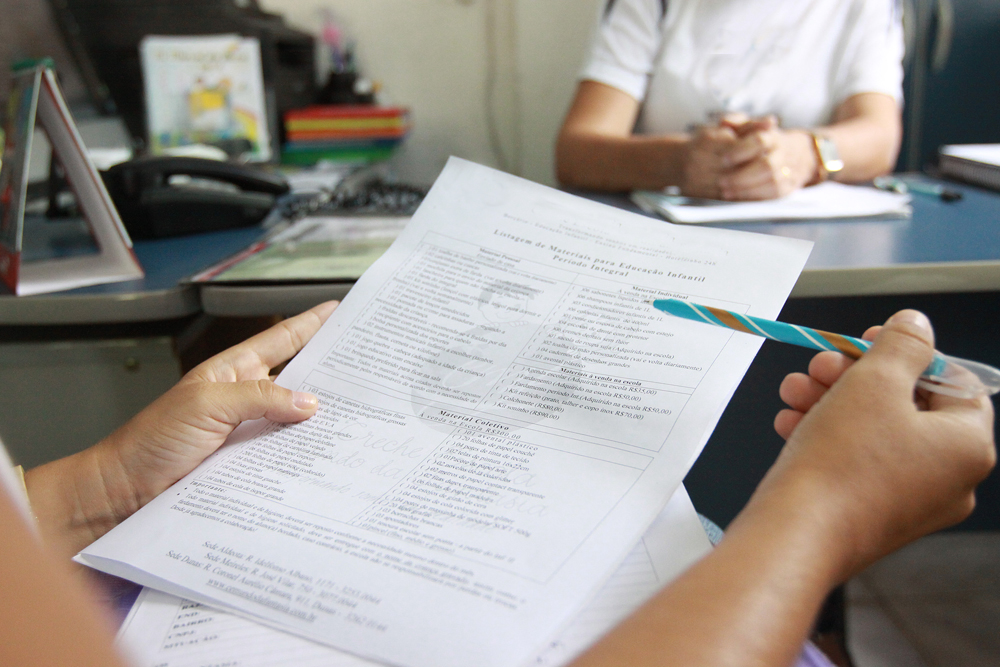 O objetivo é averiguar se, na lista de material escolar, há itens de uso coletivo, o que é considerada prática abusiva