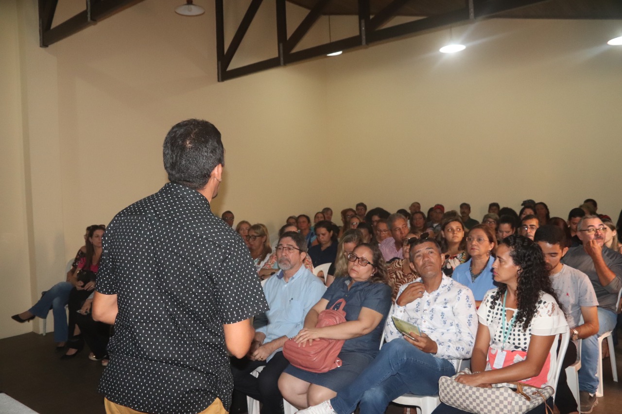 Foto: Liezio Gomes. Plateia de educadores e agentes da área da saúde durante a capacitação para combater às Arboviroses.