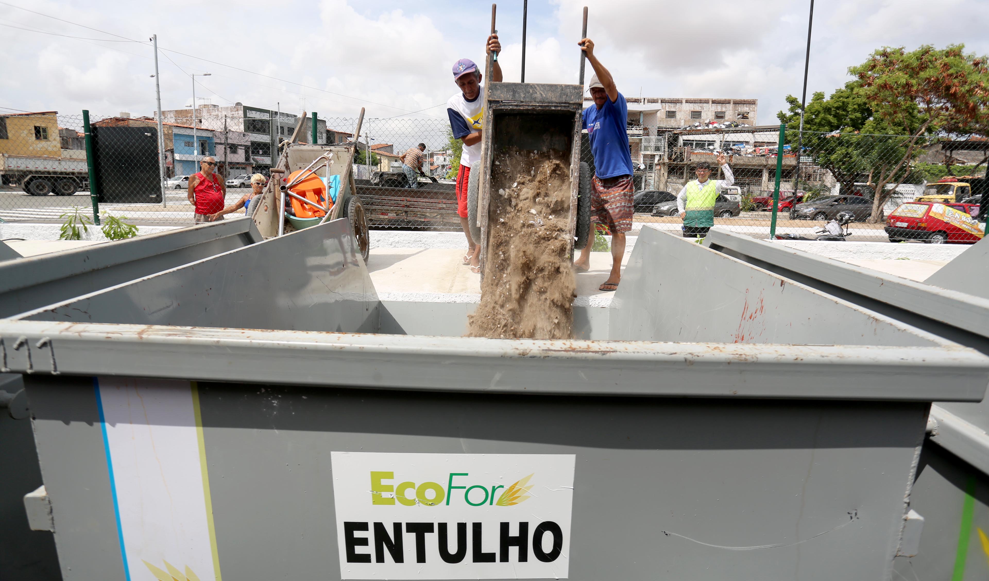 Carroceiro utilizando o Ecoponto