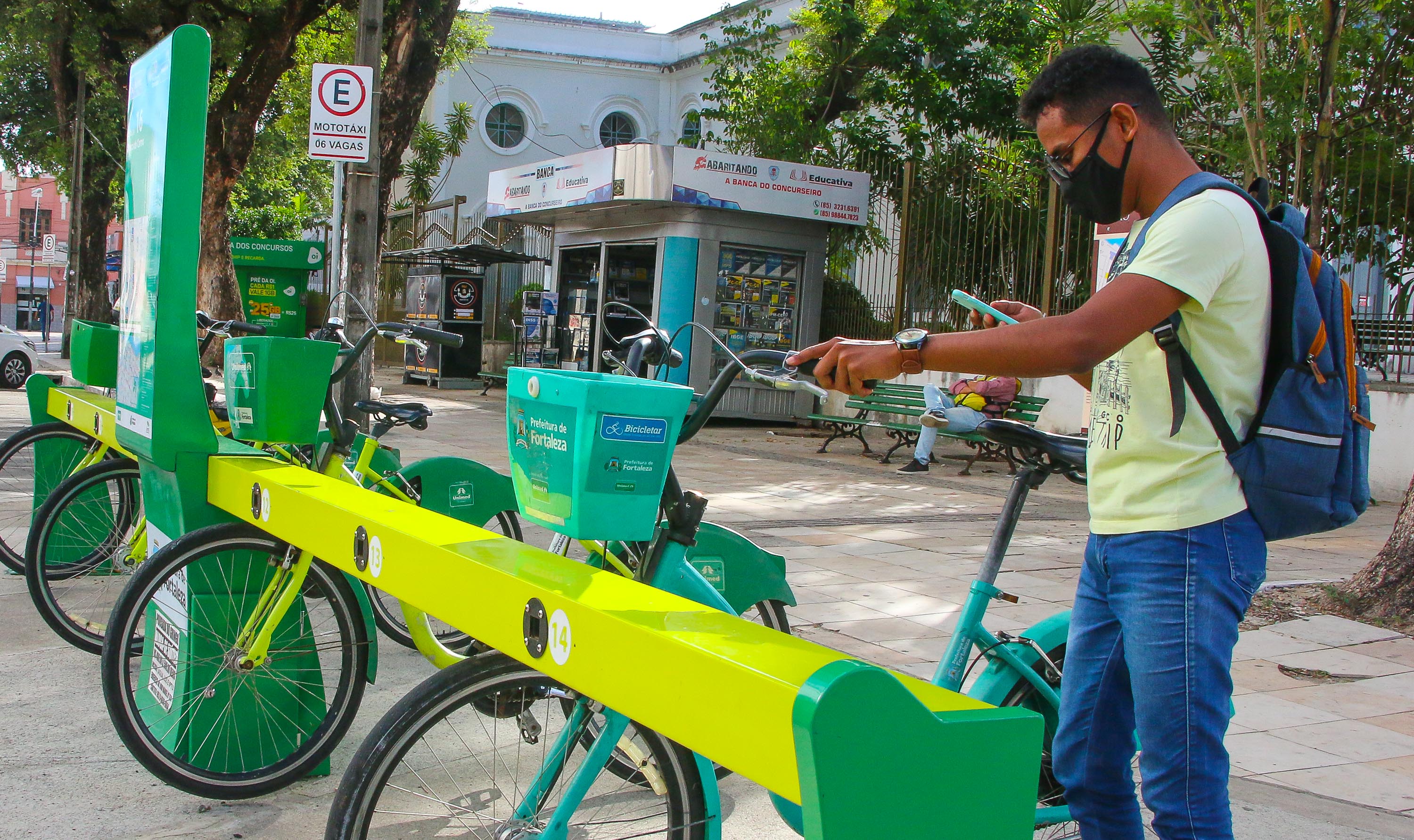 Usuário do Bicicletar retirando bicicleta na estação da Praça da Igreja do Carmo, no Centro