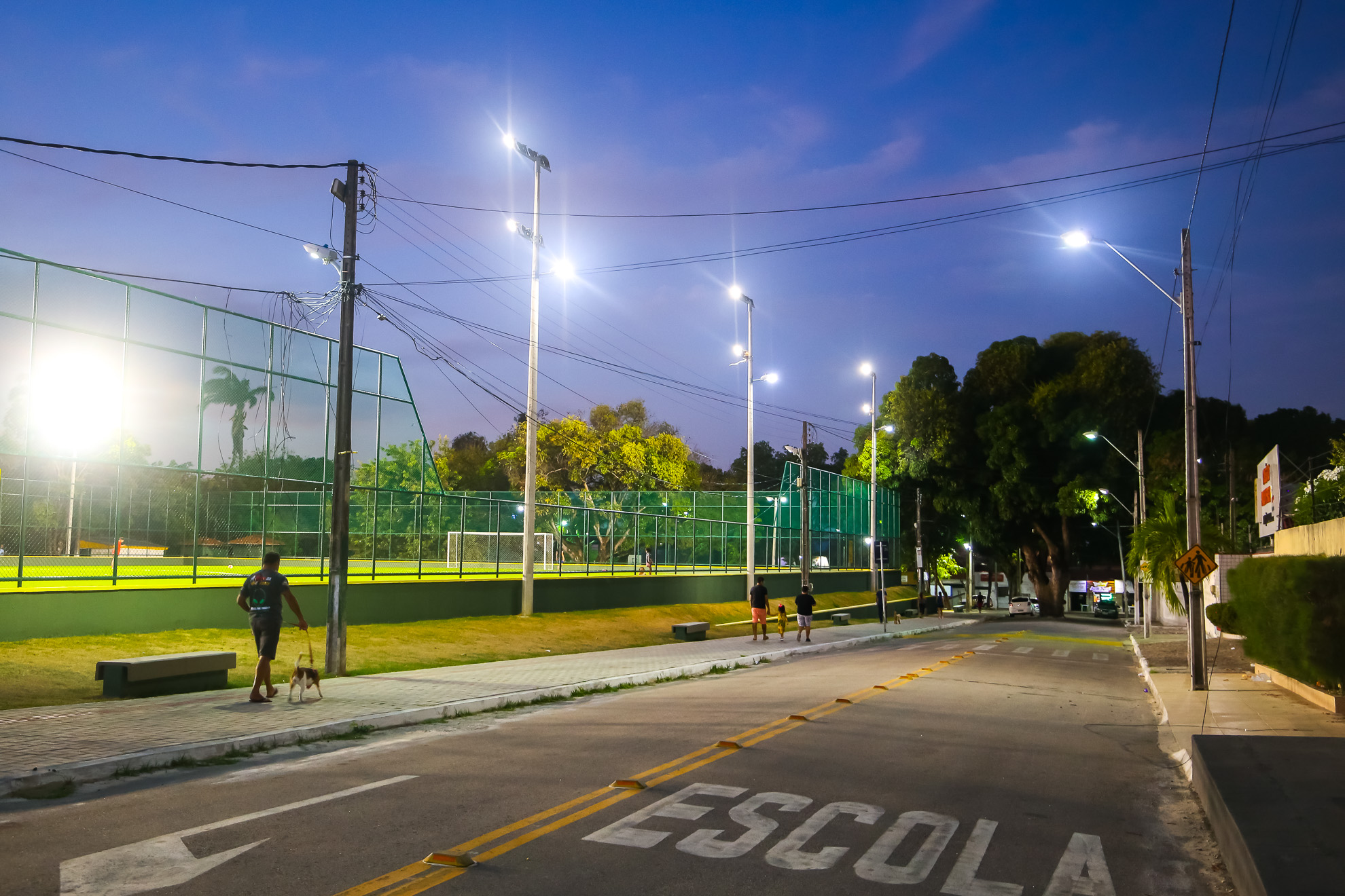 Rua iluminada com luz branca