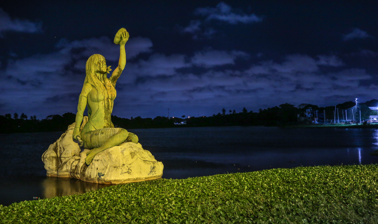 Estátua de Iracema, em Messejana, com iluminação especial amarela