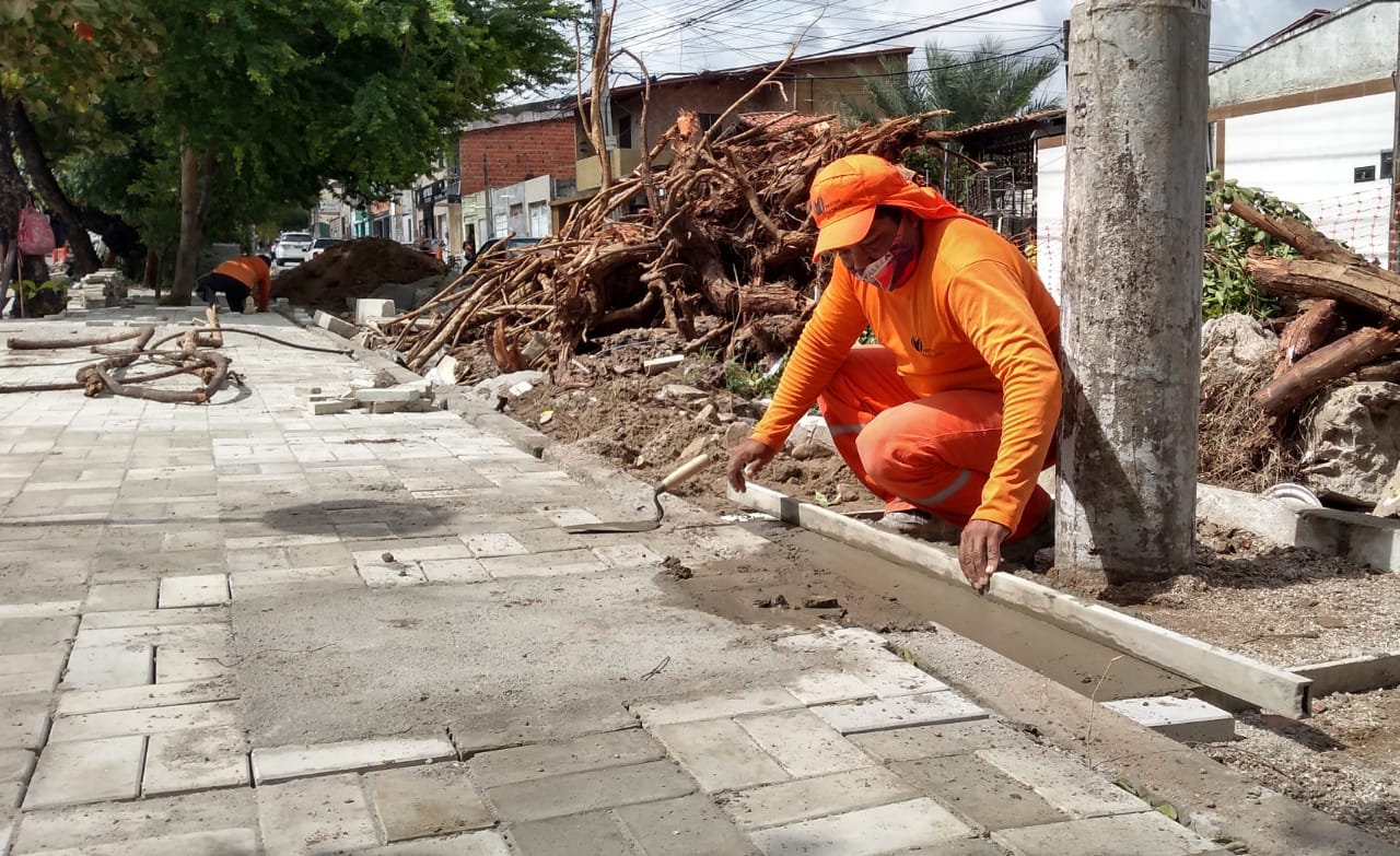 Operário trabalhando na Avenida Mozart Lucena