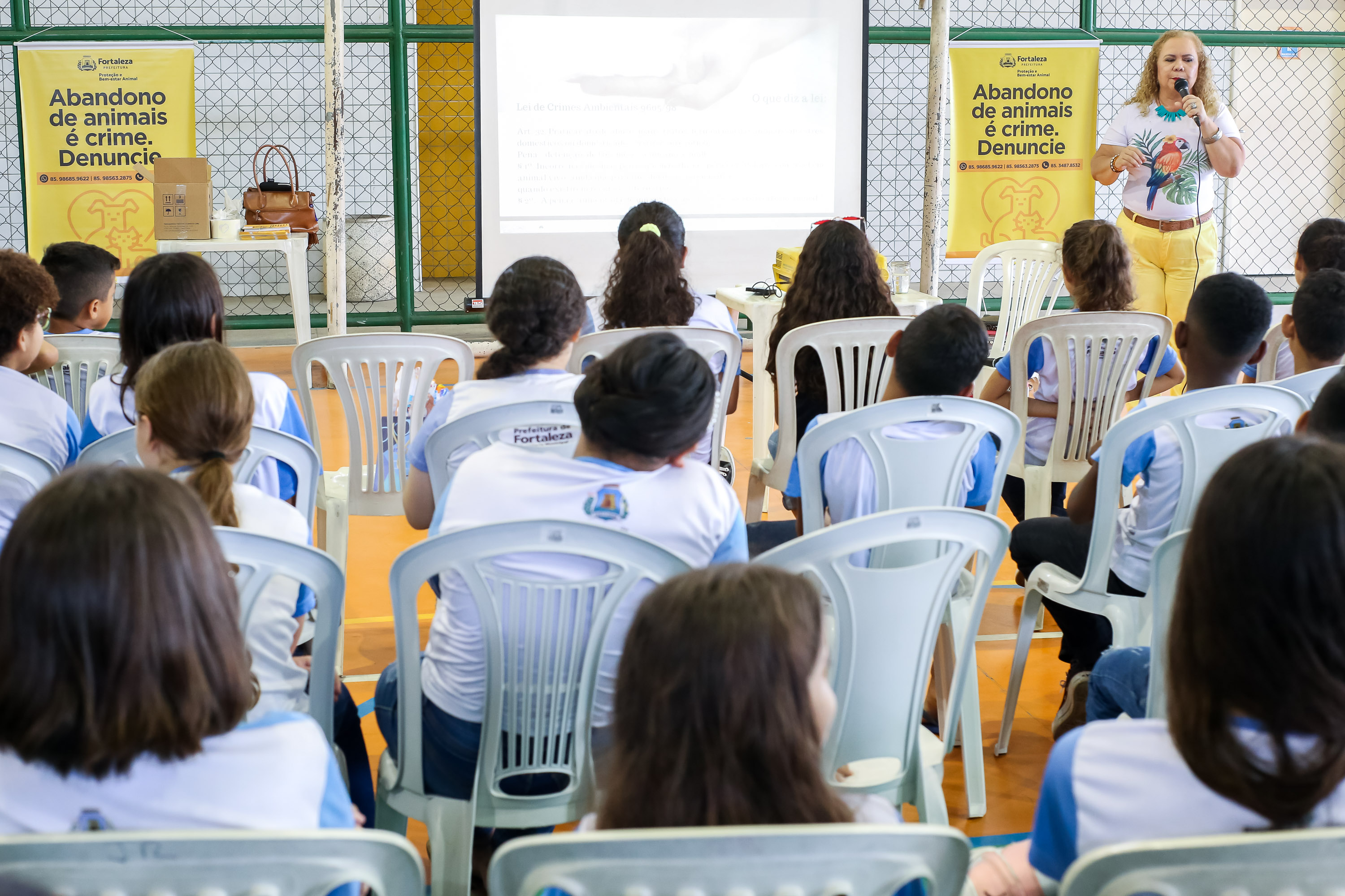 Crianças participam de roda de conversa.