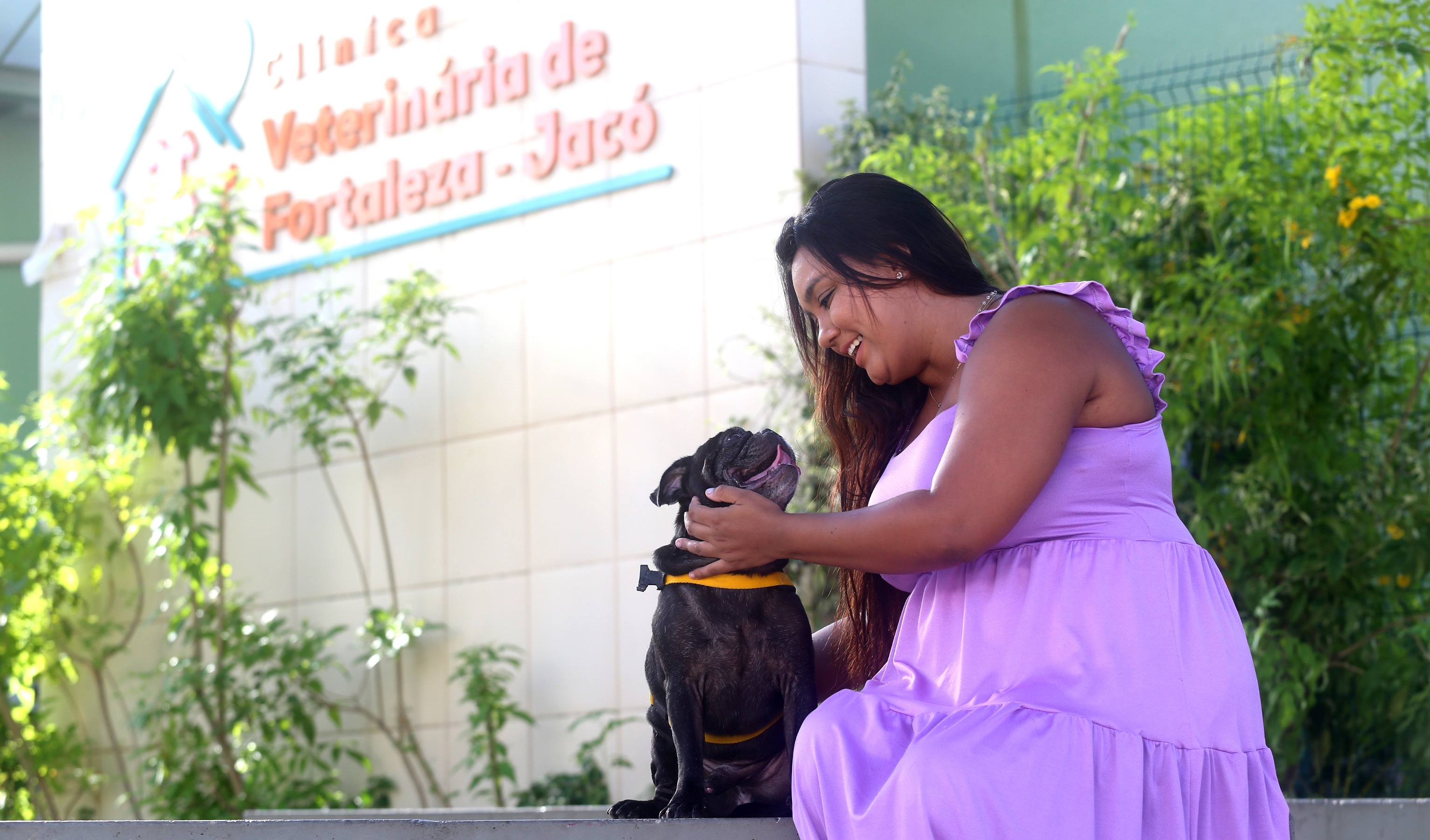 Mulher segura cachorro