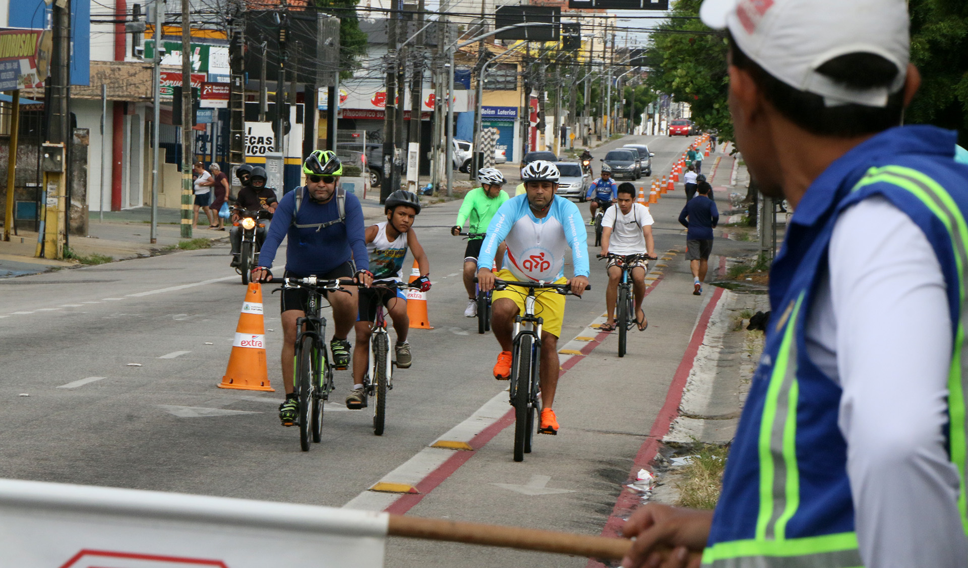 Ciclistas na Ciclofaixa de Lazer