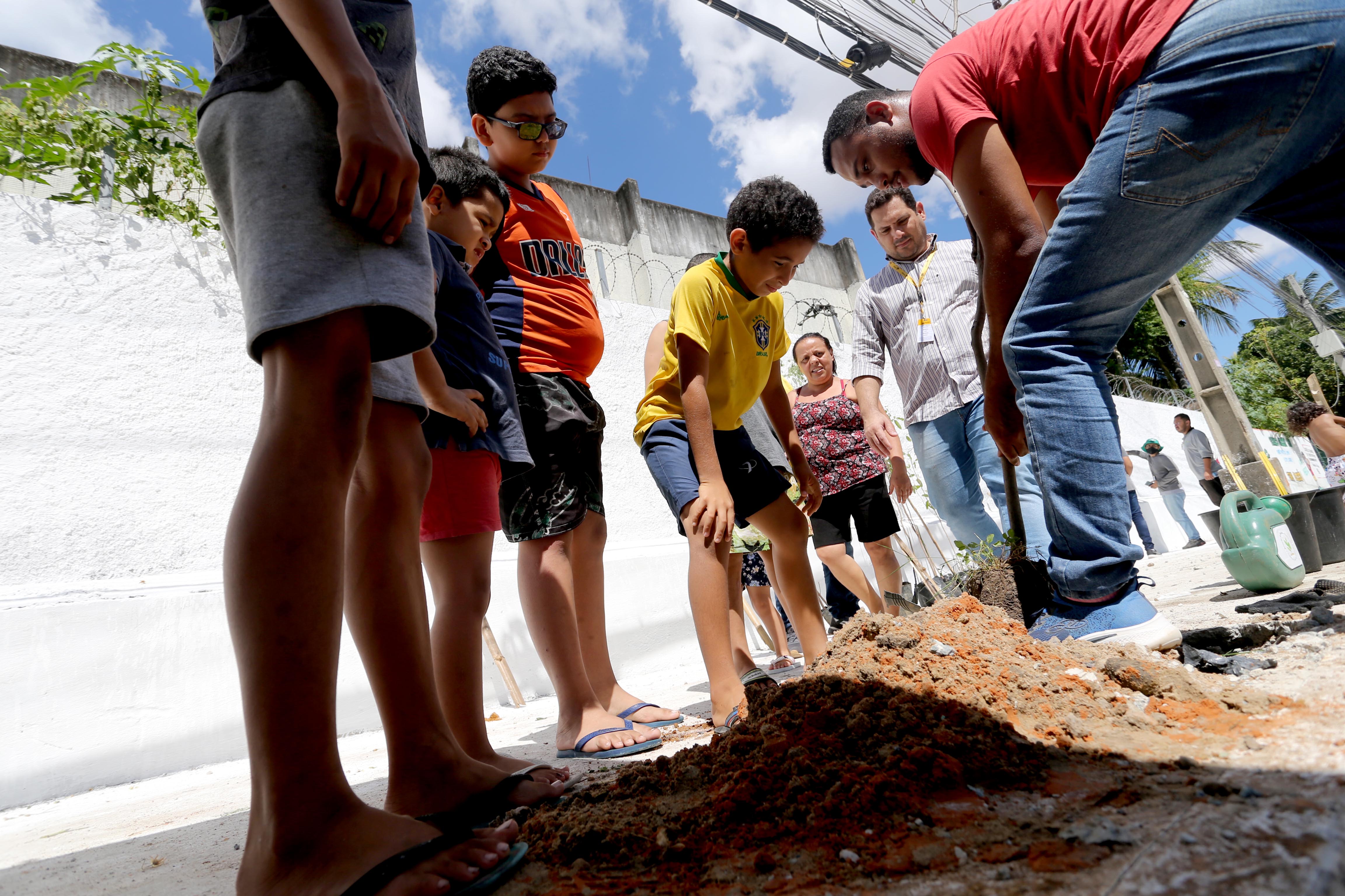 Comunidade participa de plantio de mudas em espaço revitalizado que era usado como ponto irregular de lixo