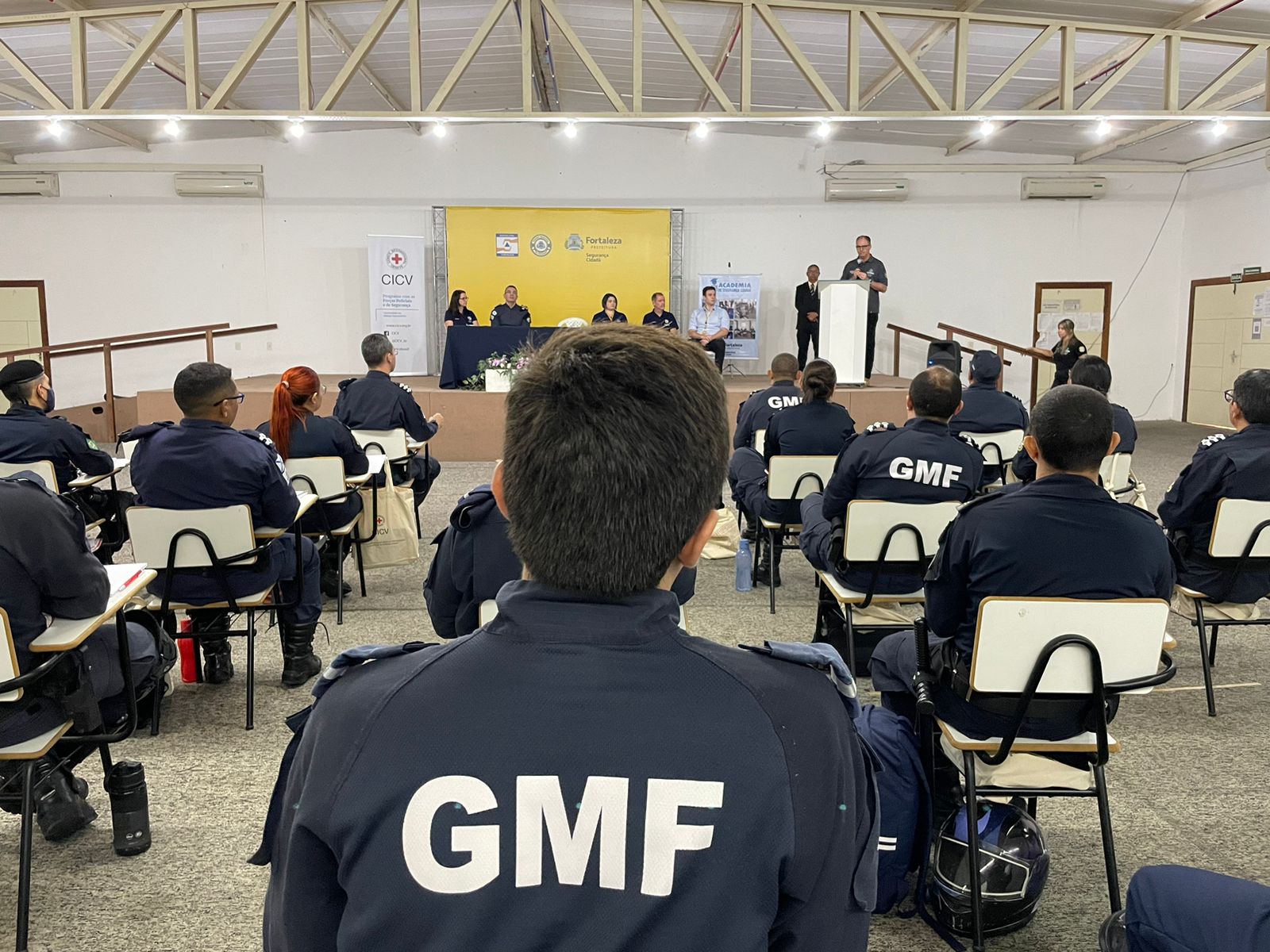 participantes do curso sentados assistindo aula 