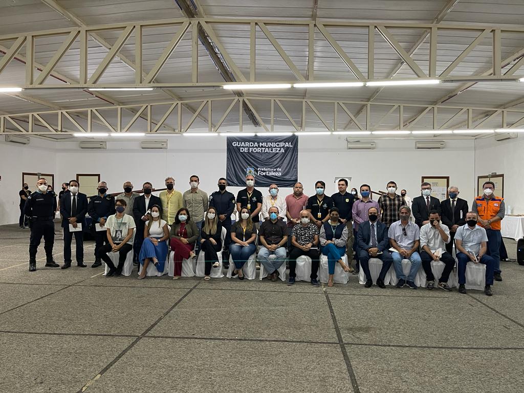 Conselheiros e suplentes do Conselho Municipal de Proteção Urbana de Fortaleza (CMPFOR), posando para foto 