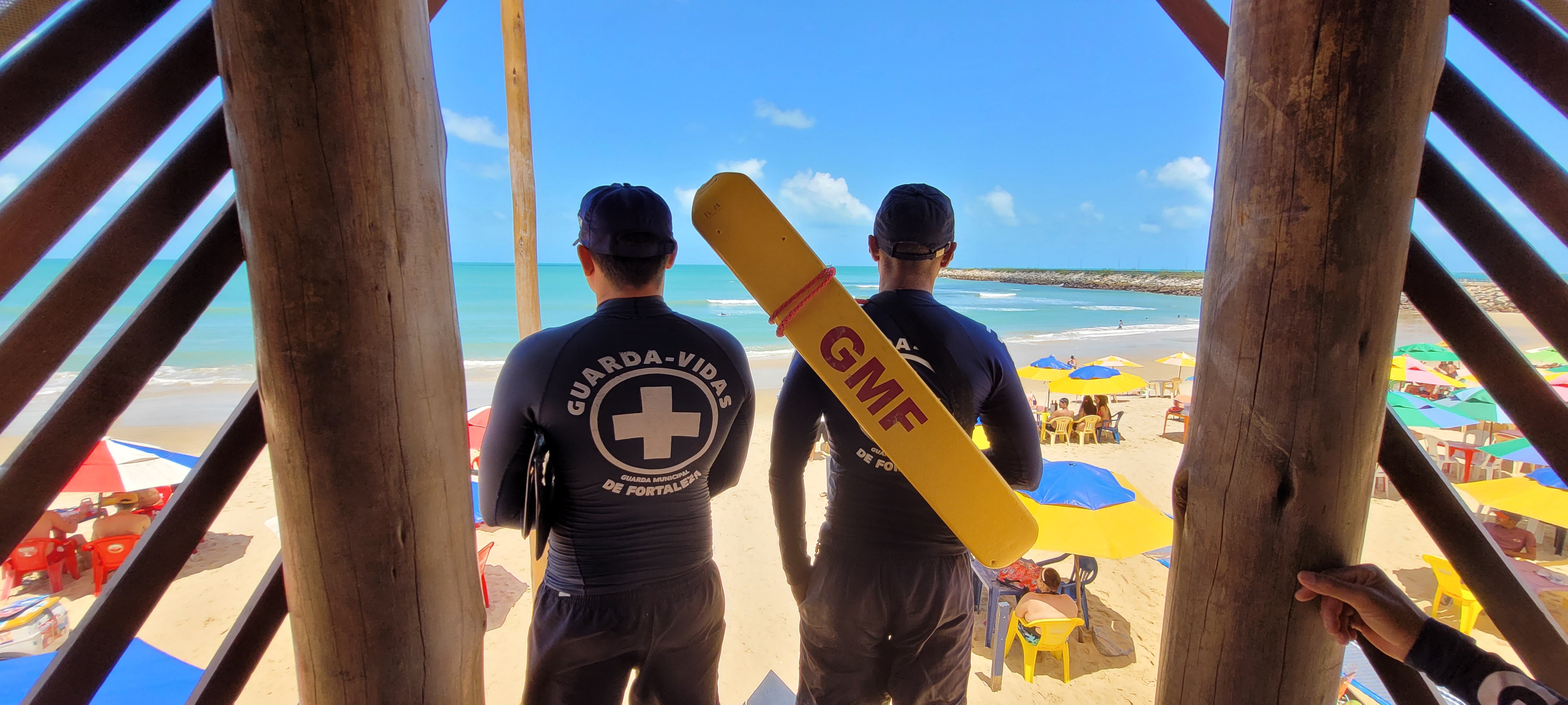 Guarda vidas no posto de observação na praia.