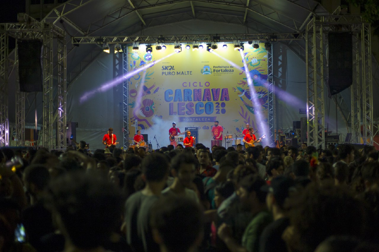 Apresentação da banda Luxo da Aldeia na Praça do Ferreira