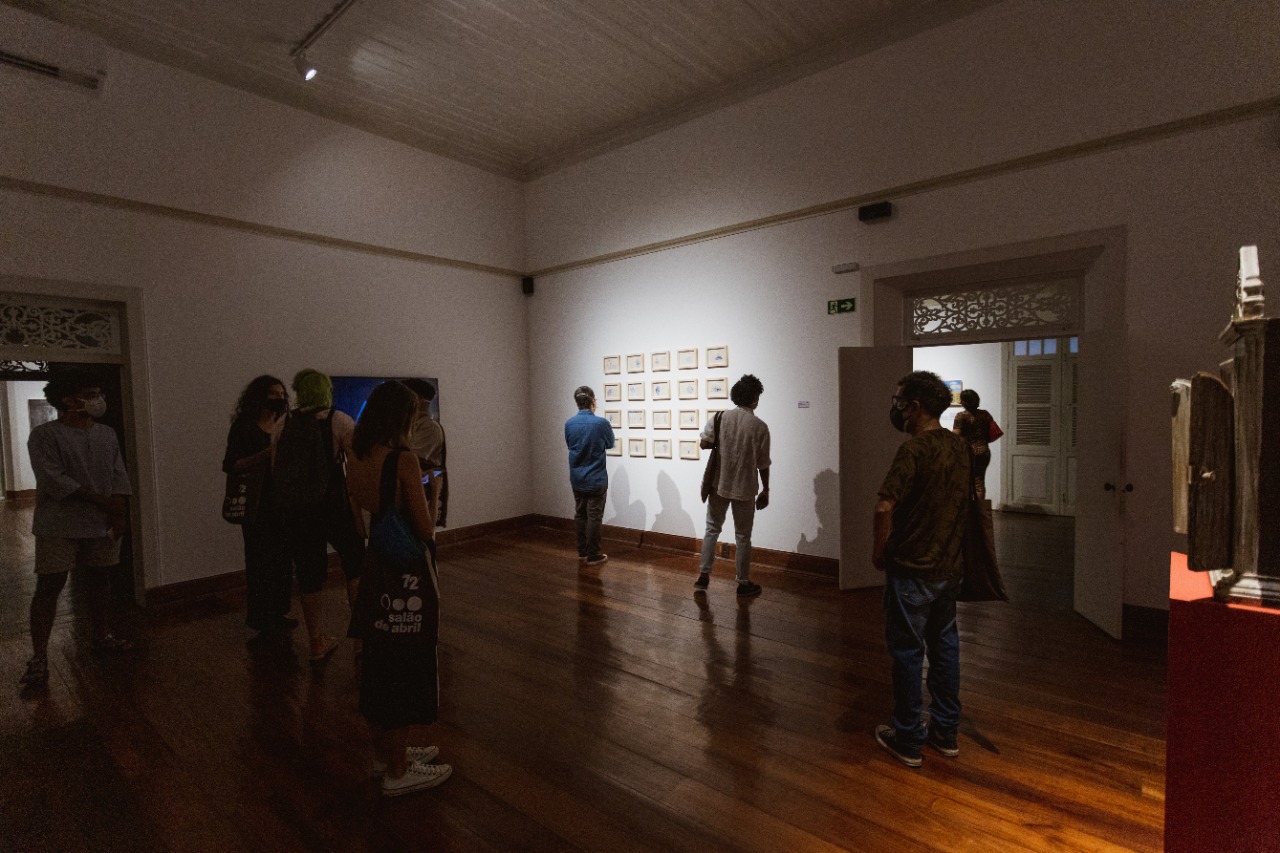 Pessoas transitam em salão da Casa do Barão de Camocim