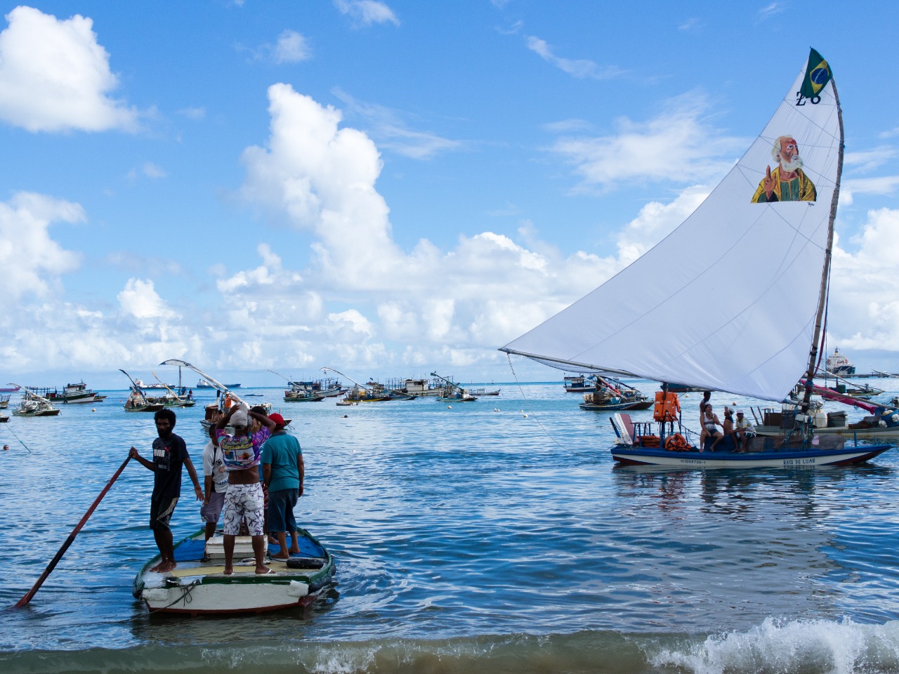 Jangada no mar durante procissão da Festa de São Pedro