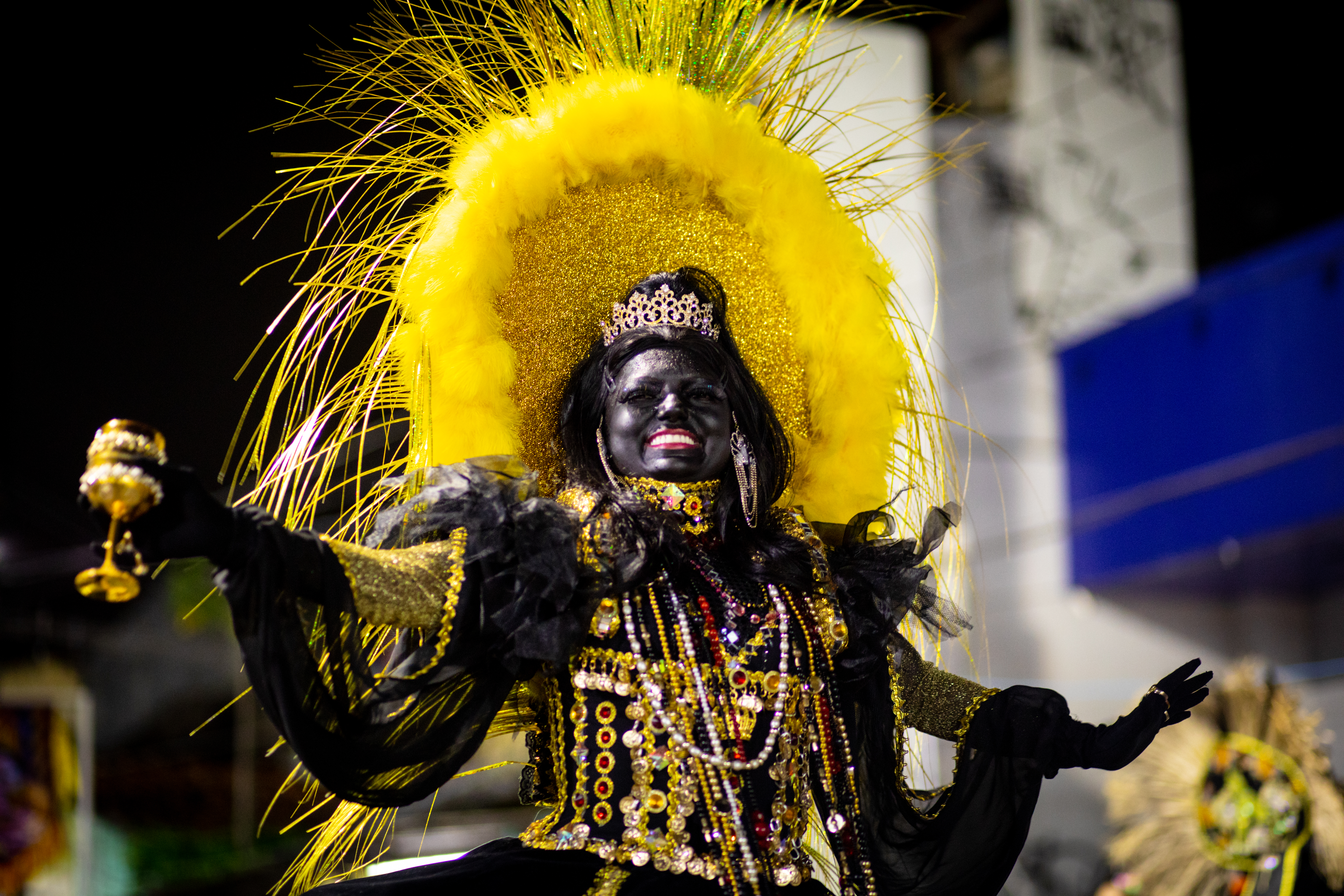 Rainha do Maracatu Rei Zumbi em desfile na Domingos Olímpio