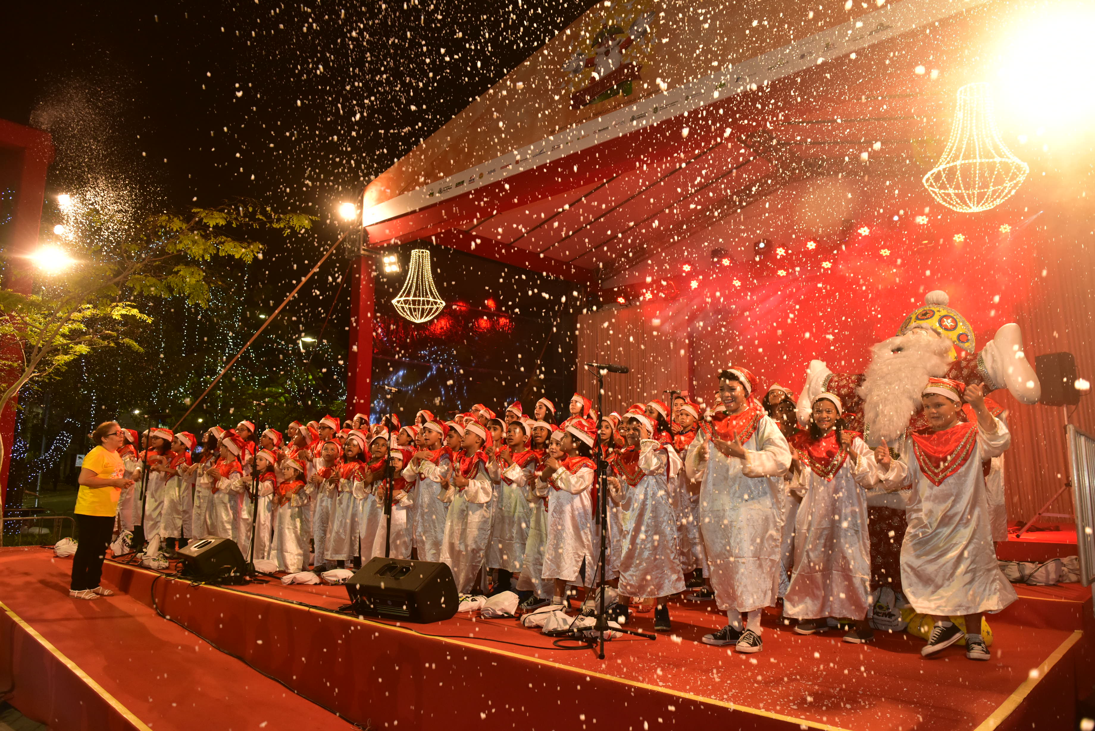 Crianças do Coral de Luz cantam no Natal de Luz