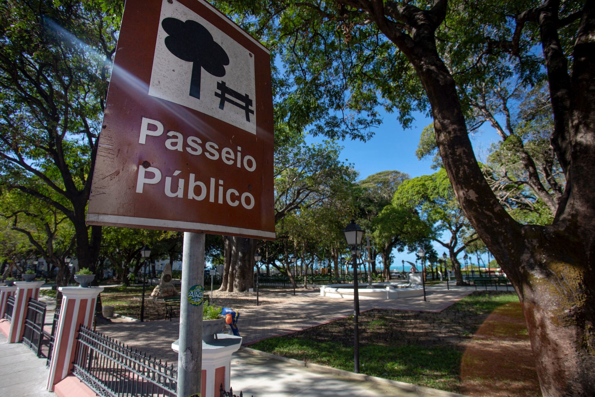 placa da entrada do Passeio Público sinalizando o espaço