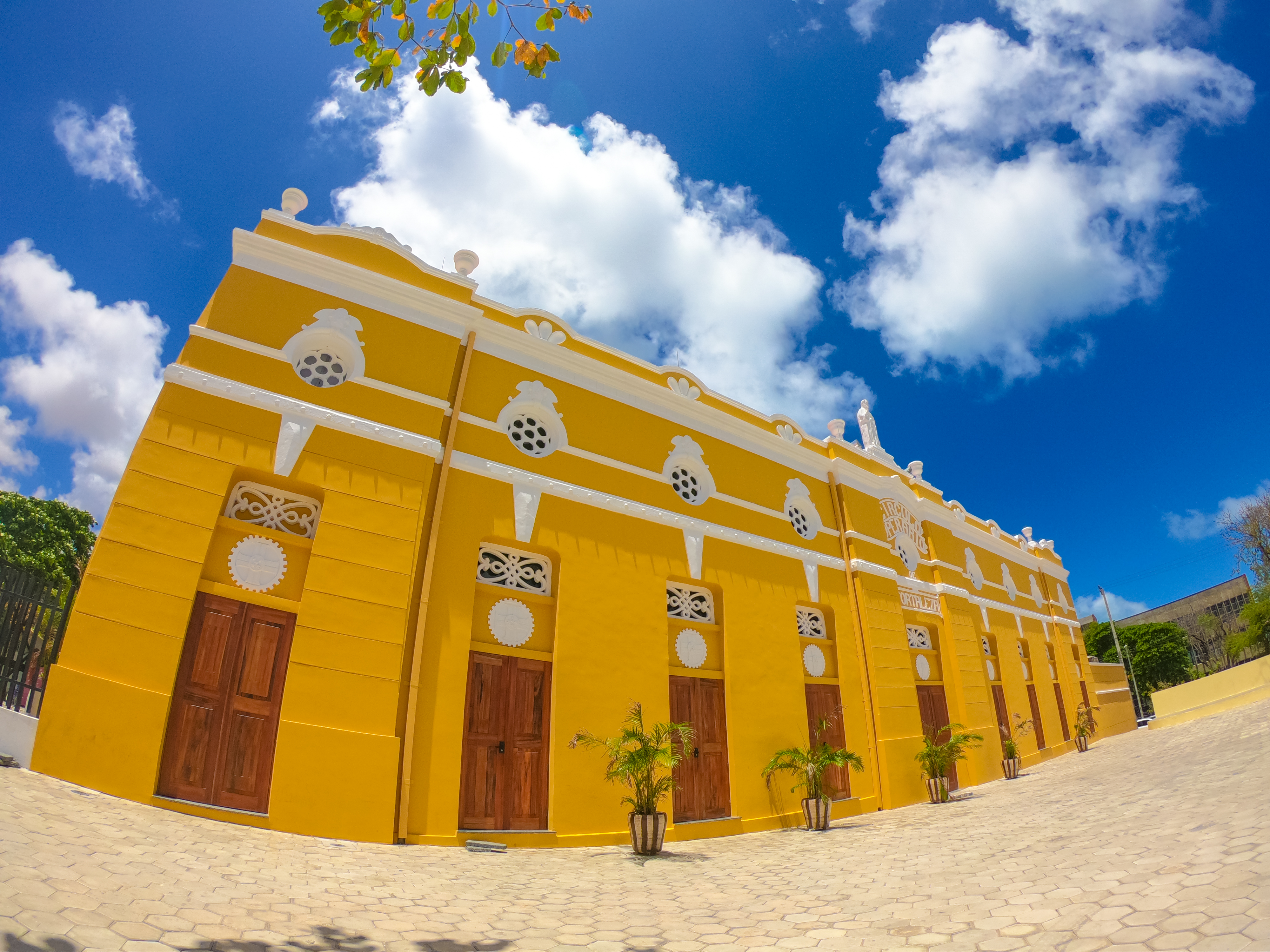 Fachada do Teatro São José em um dia de céu azul e ensolarado