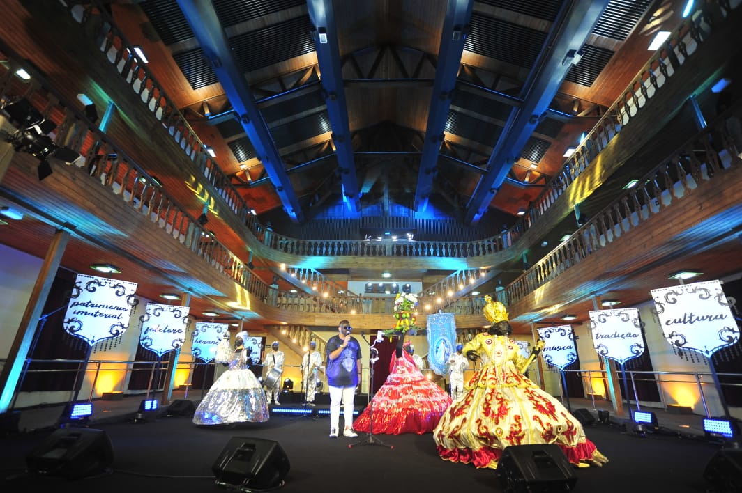 foto posada de grupo de maracatu no interior do Teatro São José