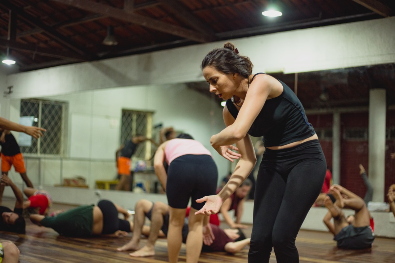 Alunos em movimento durante aula de teatro na Vila das Artes