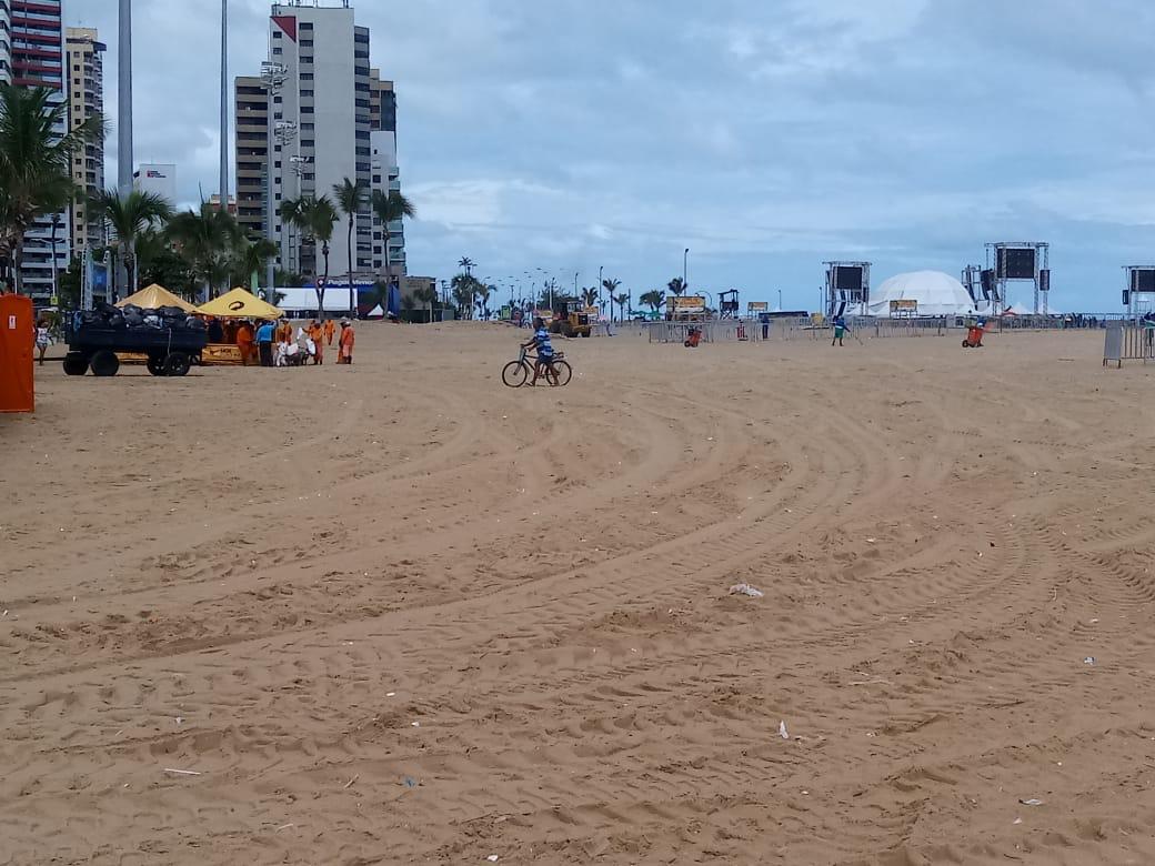 Aterro da Praia de Iracema após a operação de limpeza.