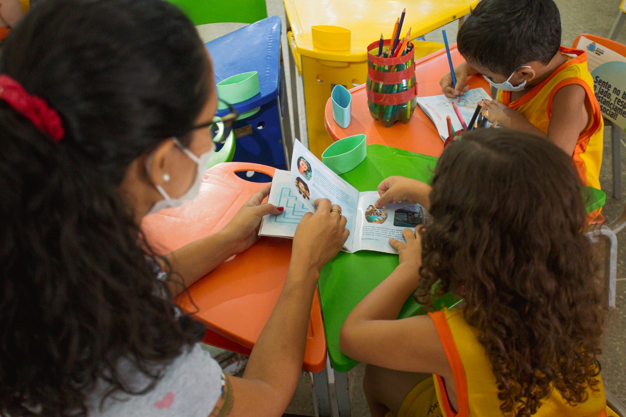 Contação de histórias na Biblioteca Infantil Herbênia Gurgel