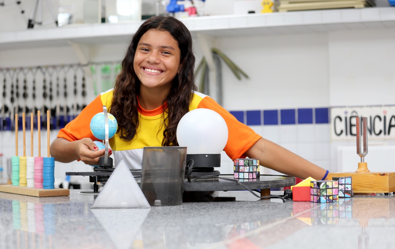 Aluna de ETI realizando atividades no laboratório