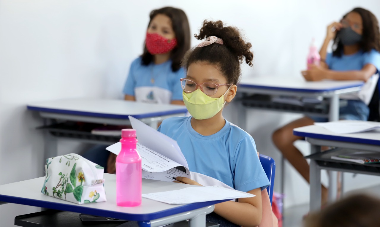 Aluna da Rede Municipal em sala de aula