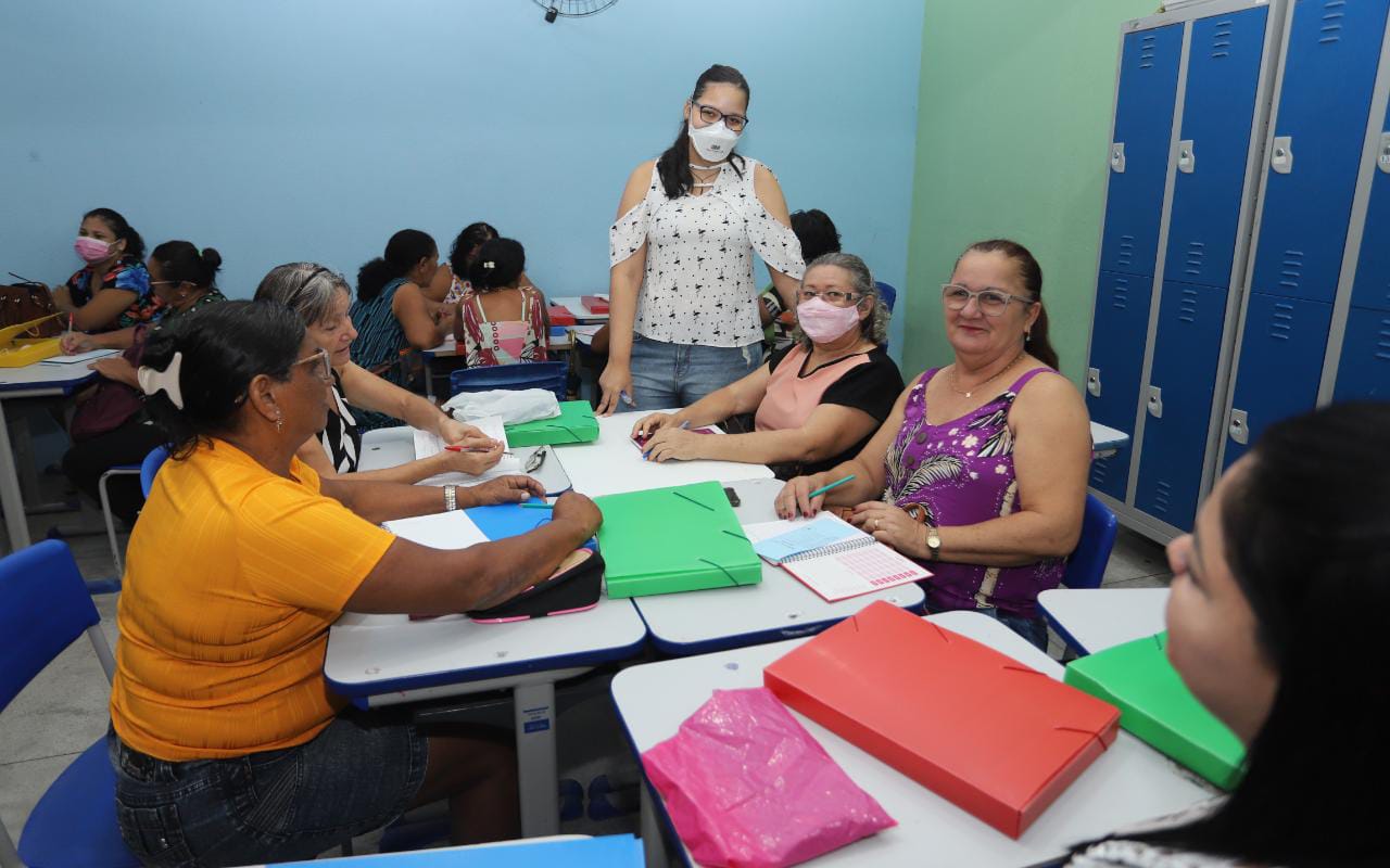 Manipuladores de alimentos participando de grupos de trabalho durante formação