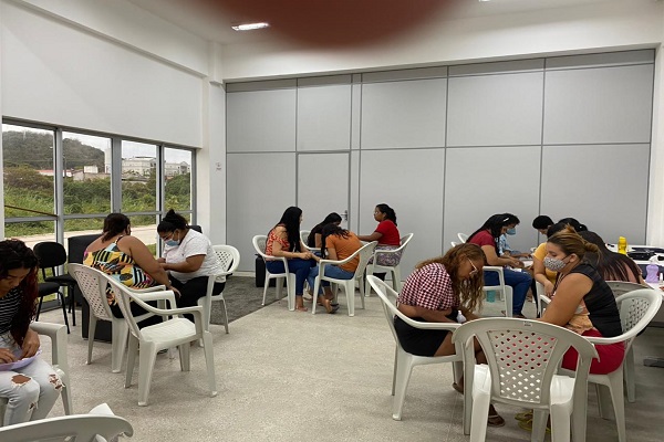 Participantes manuseiam as peças