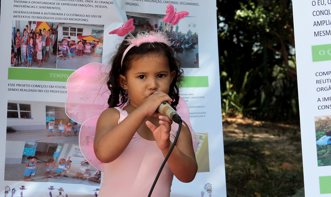 Criança cantando 