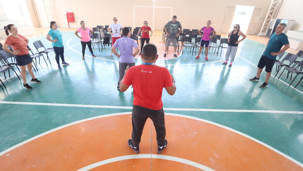 Professores participando de aula de alongamento