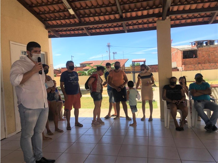 As famílias reunidas no salão comum do residencial