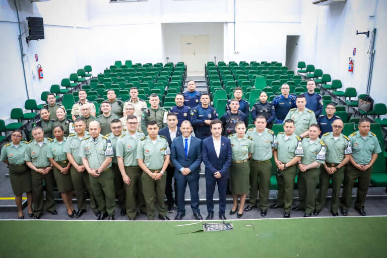 grupo de guardas posa para a foto num auditório