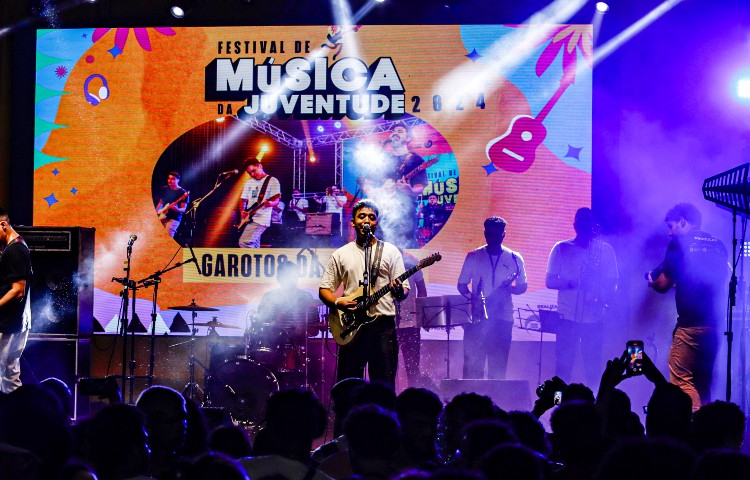 banda garotos da capital tocando no palco