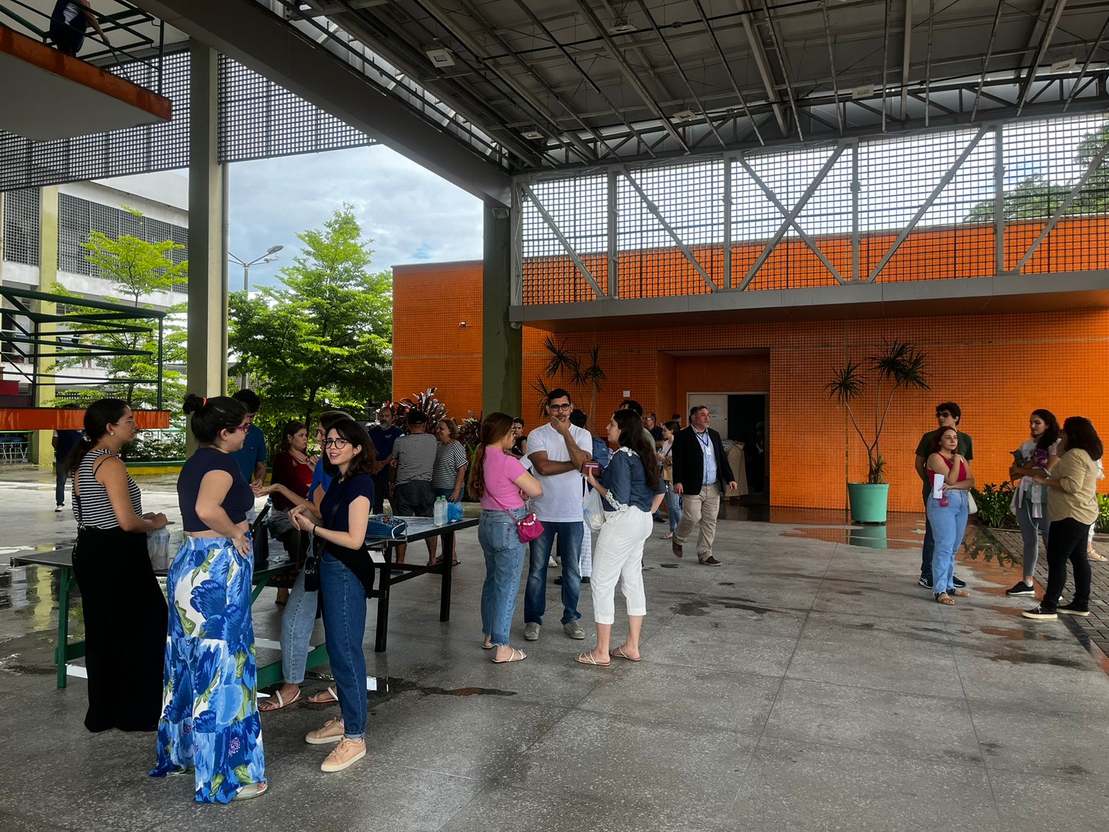 grupo de pessoas na fila do concurso do Iplanfor