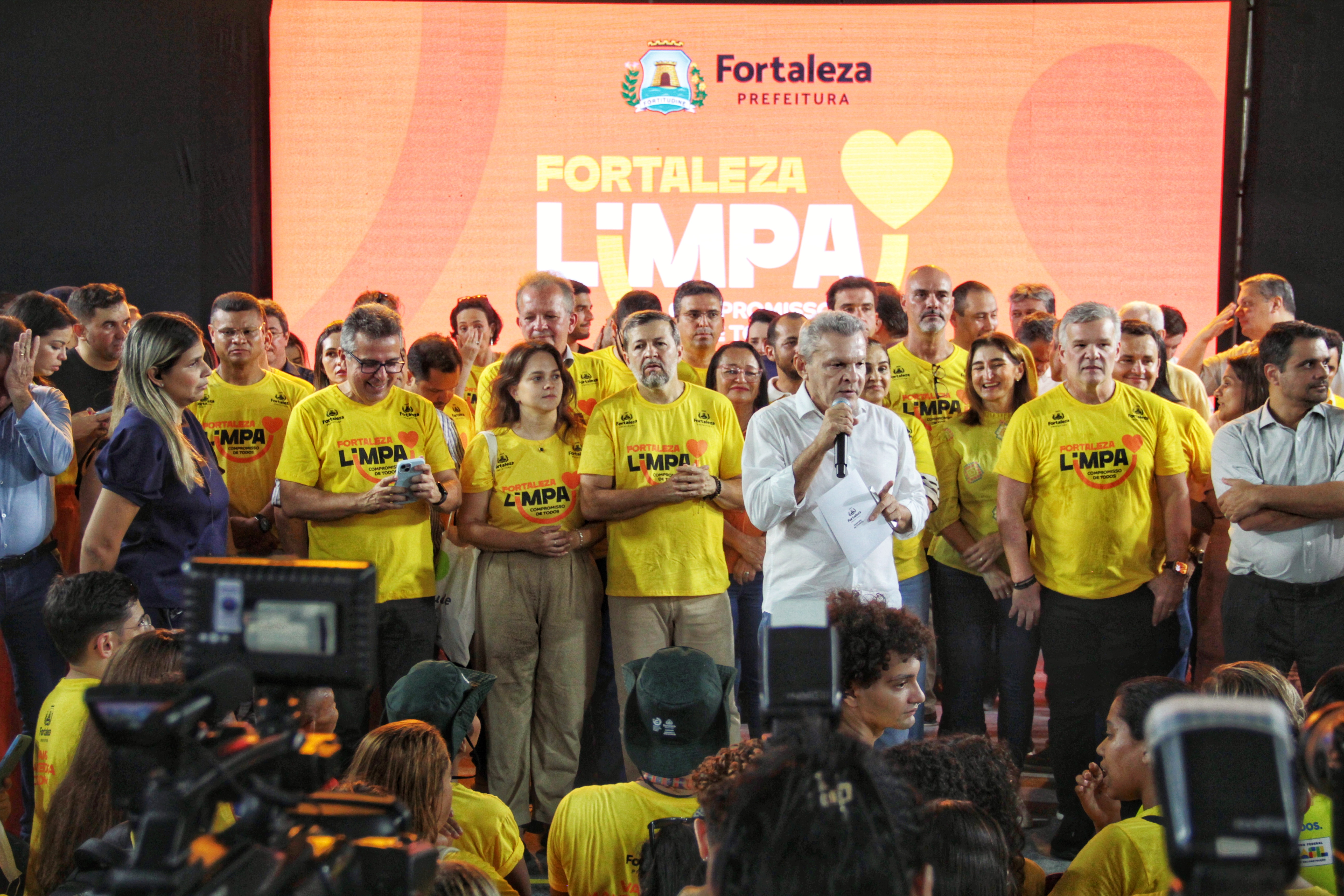 prefeito no palco discursando