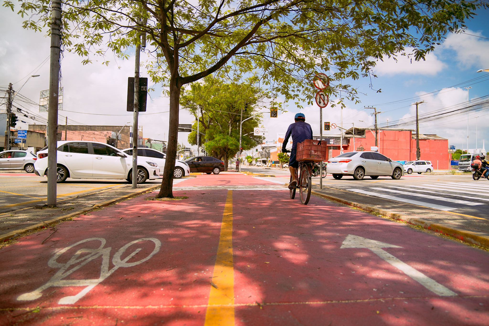 homem andando de bicicleta na ciclovia da av. bezerra de menezes